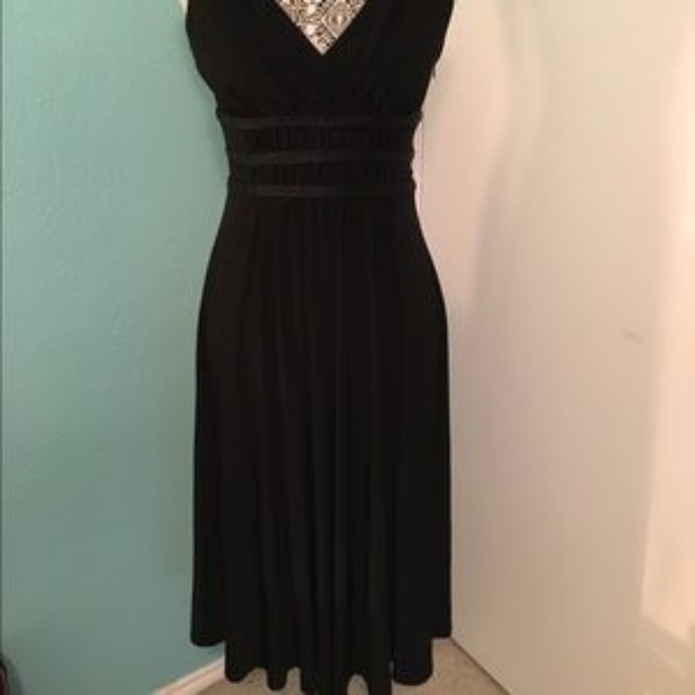 FLATTERING After 5 little black dress